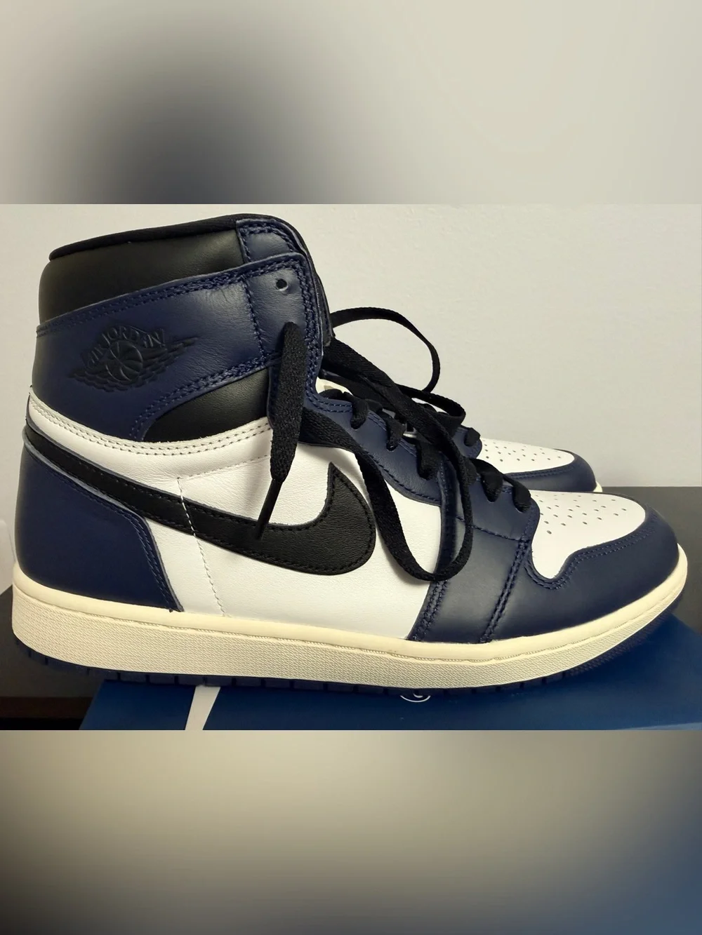 Air Jordan 1 Retro High OG Midnight Navy.